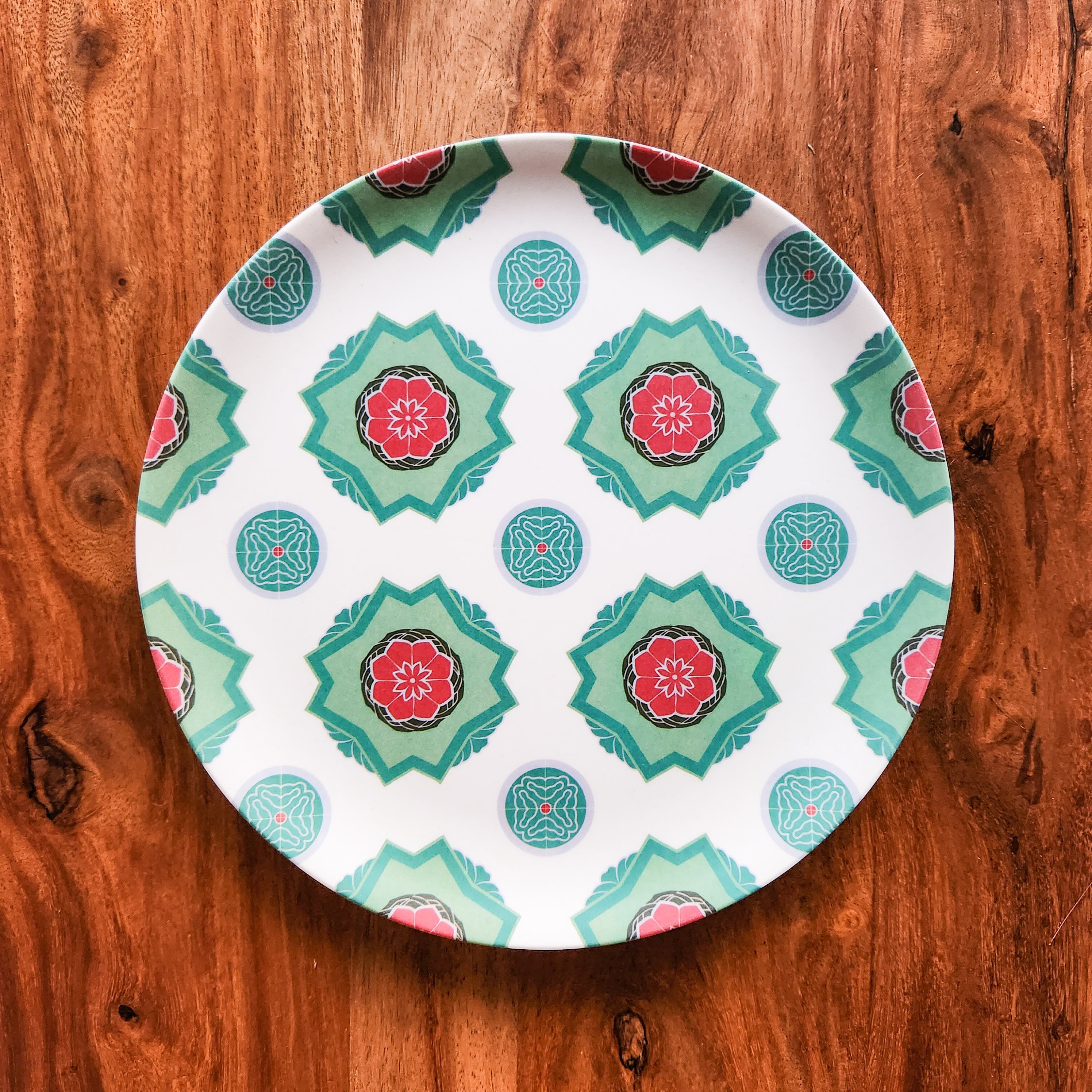 Assiette en bambou carreaux peranakan - Fleur rouge tore vert