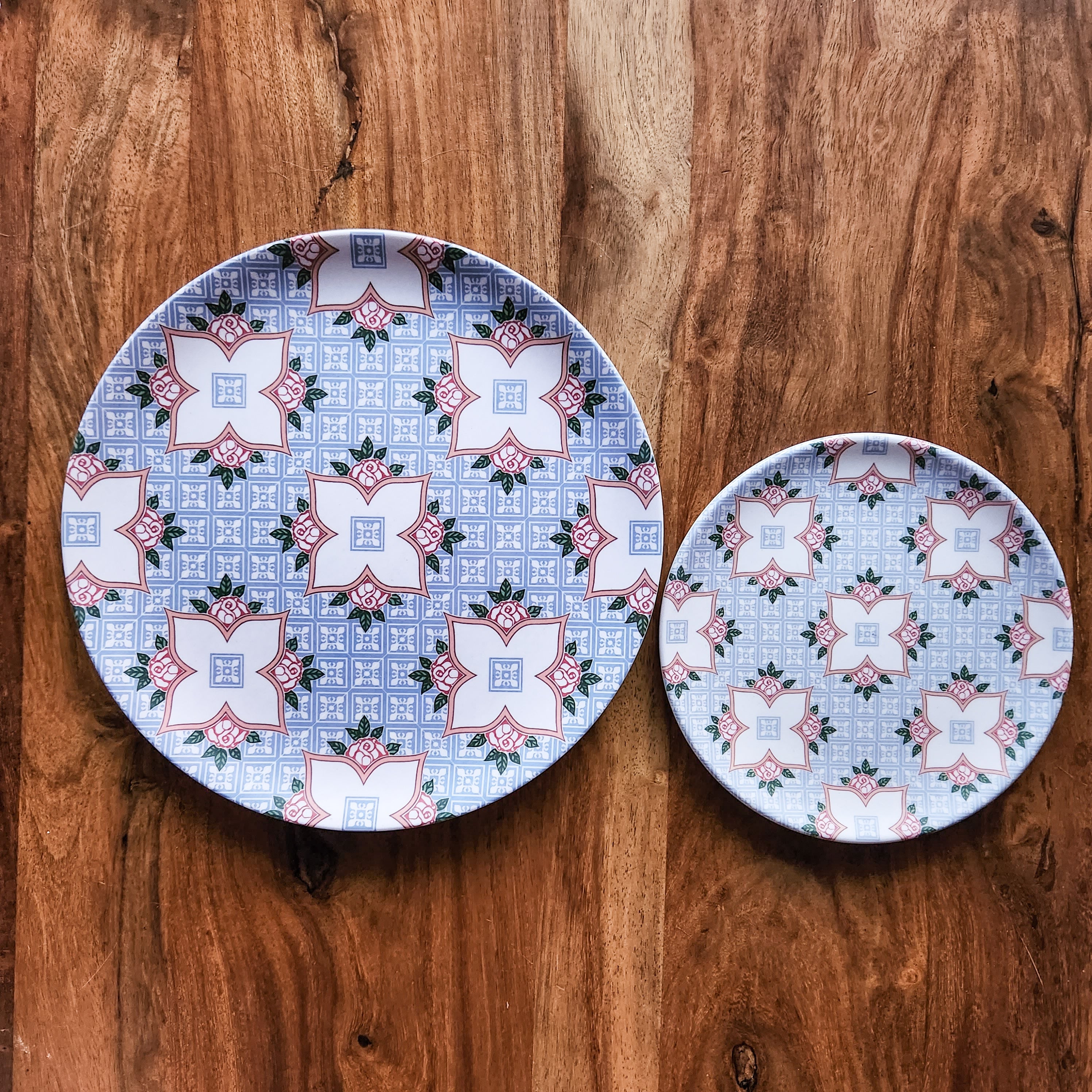 Assiette en bambou "Peranakan Tile" – Fond gris, 4 roses