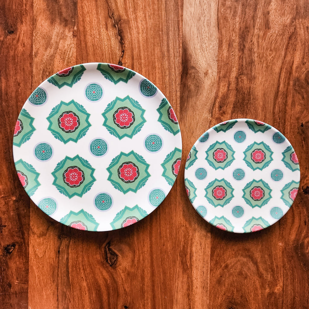 Assiette en bambou carreaux peranakan - Fleur rouge tore vert