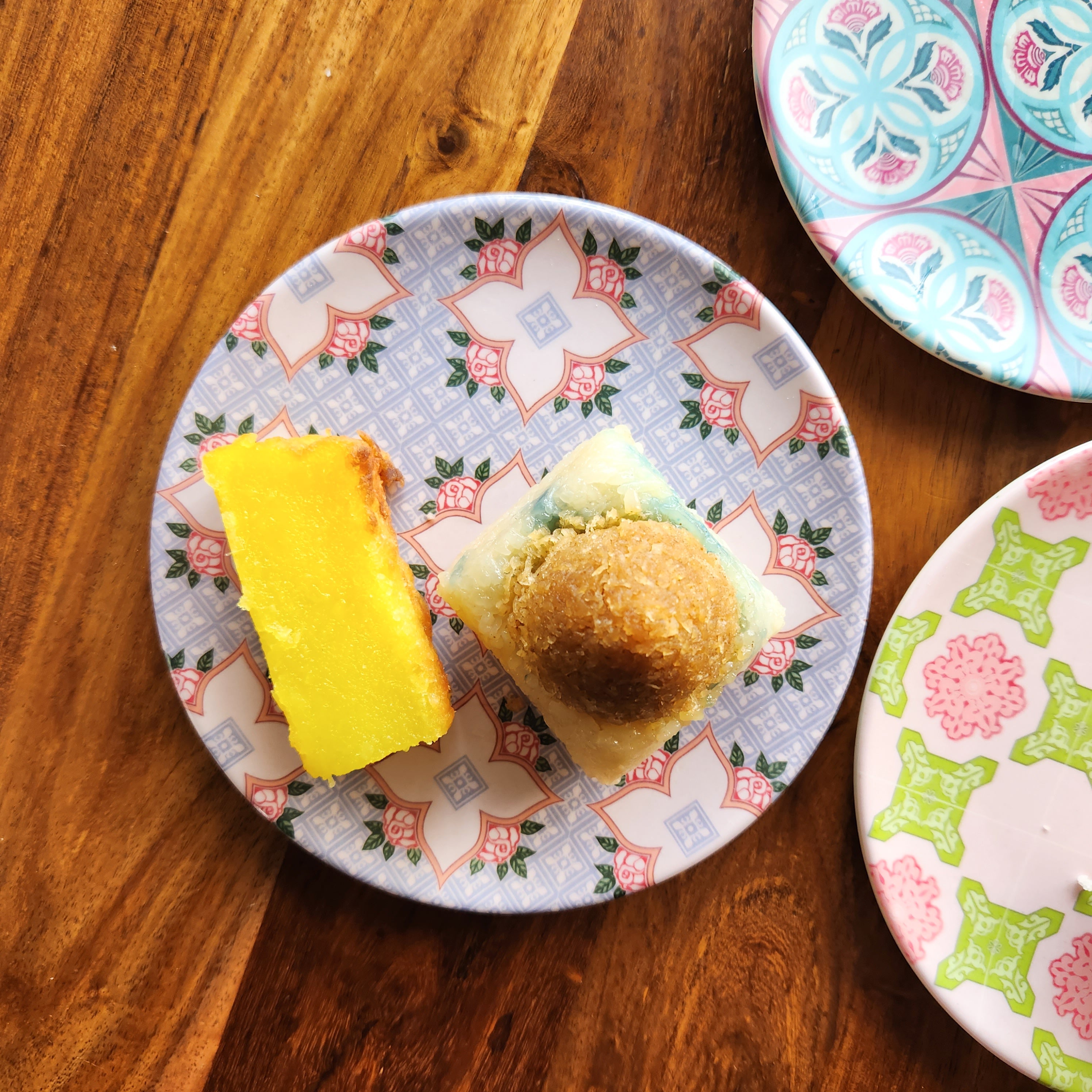 Assiette en bambou "Peranakan Tile" – Fond gris, 4 roses