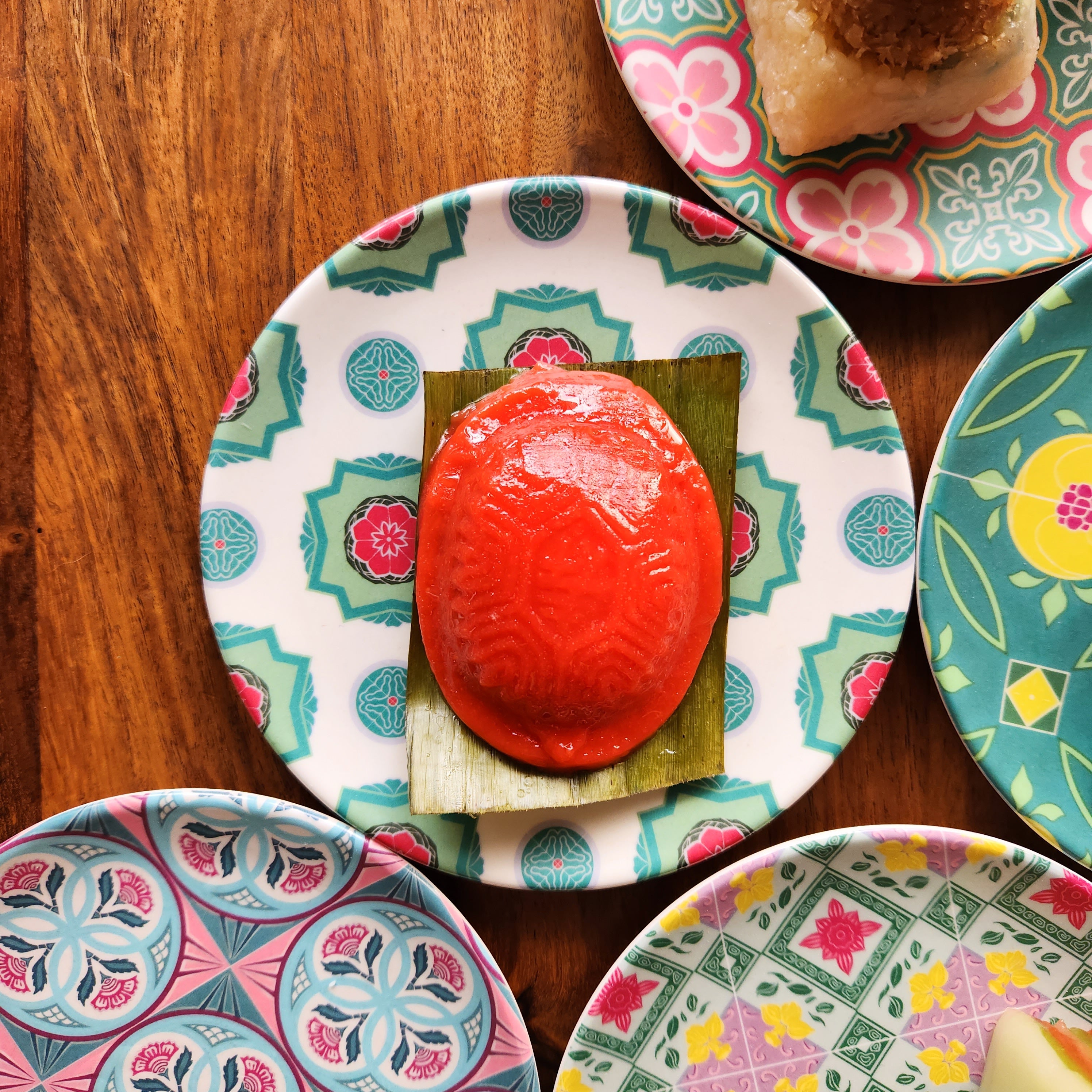 Assiette en bambou carreaux peranakan - Fleur rouge tore vert