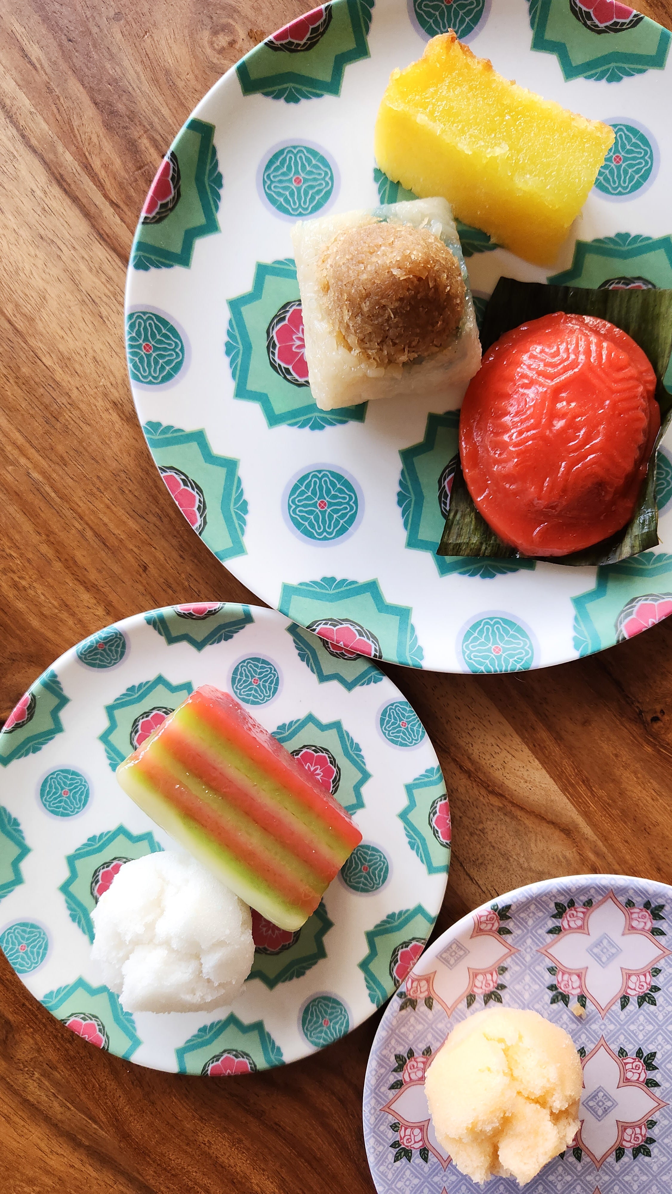 Assiette en bambou carreaux peranakan - Fleur rouge tore vert