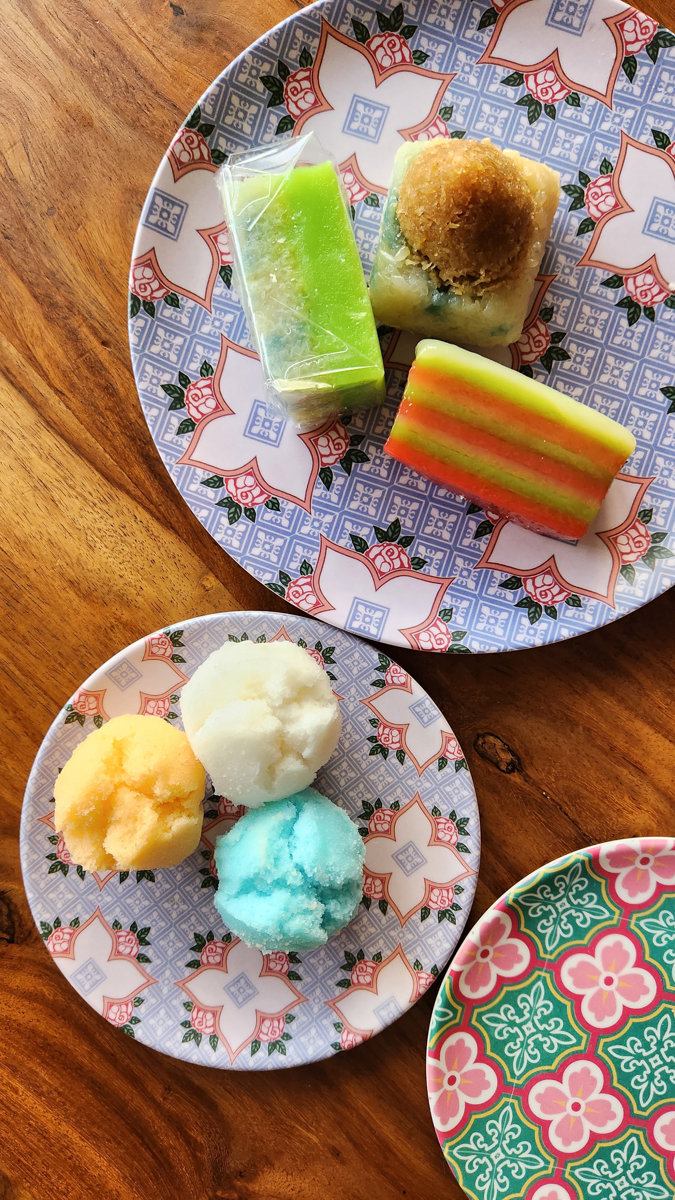 Assiette en bambou "Peranakan Tile" – Fond gris, 4 roses