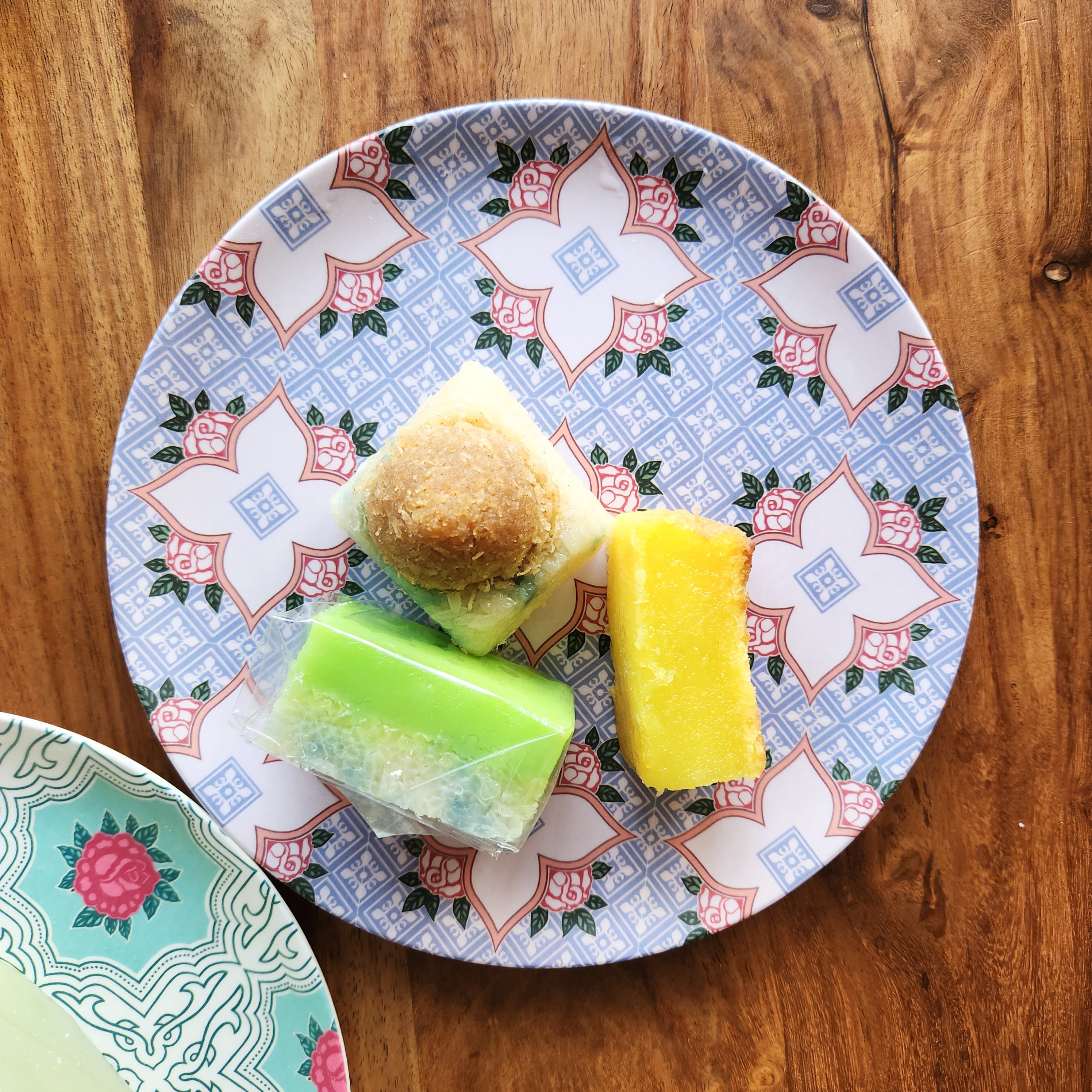 Assiette en bambou "Peranakan Tile" – Fond gris, 4 roses