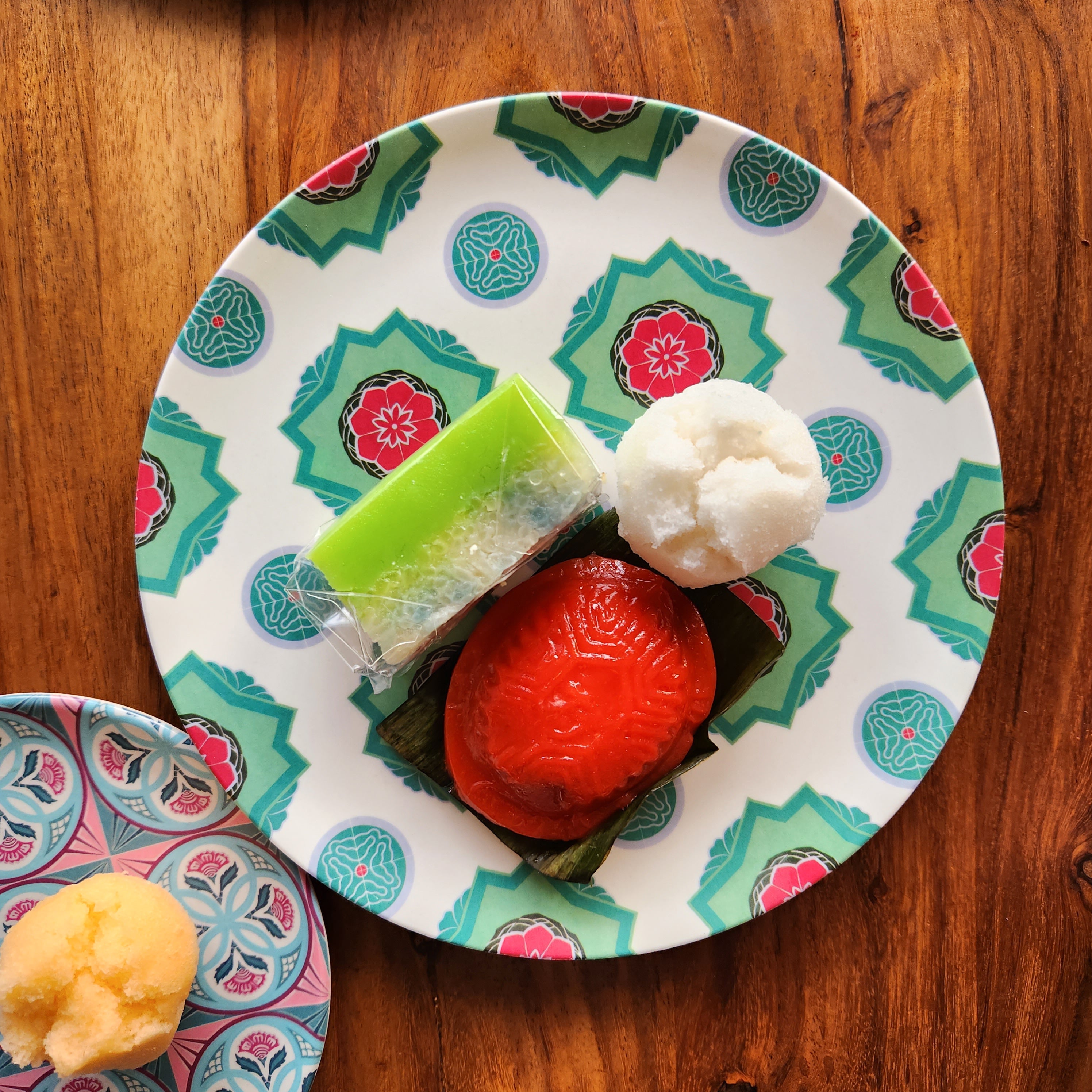 Assiette en bambou carreaux peranakan - Fleur rouge tore vert
