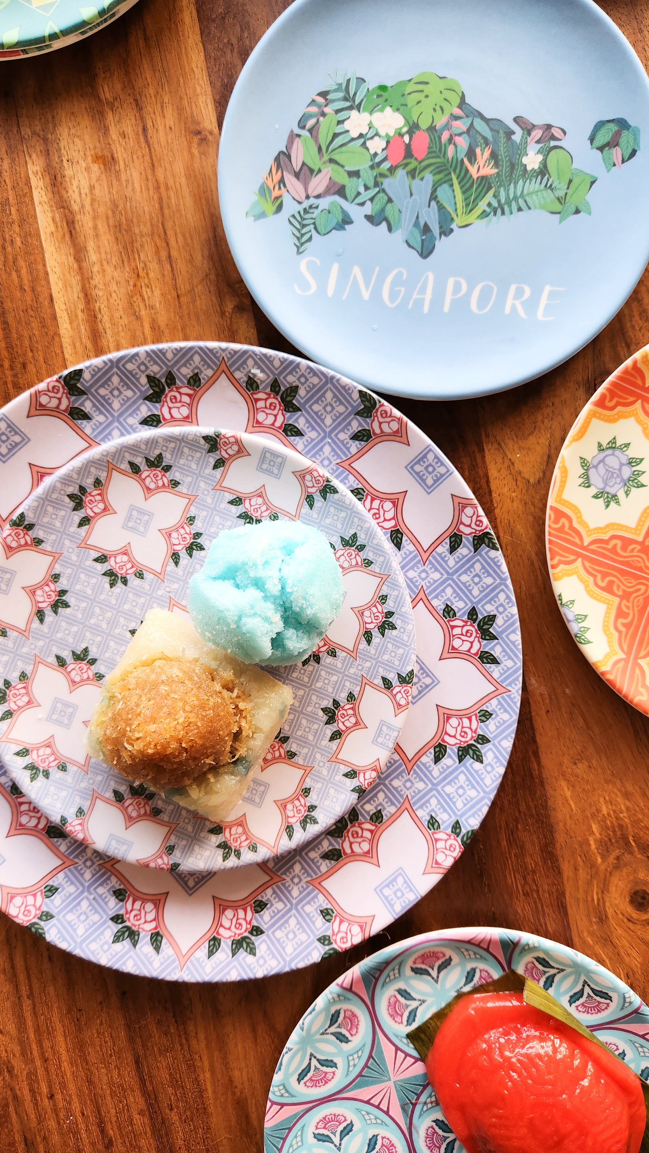 Assiette en bambou "Peranakan Tile" – Fond gris, 4 roses