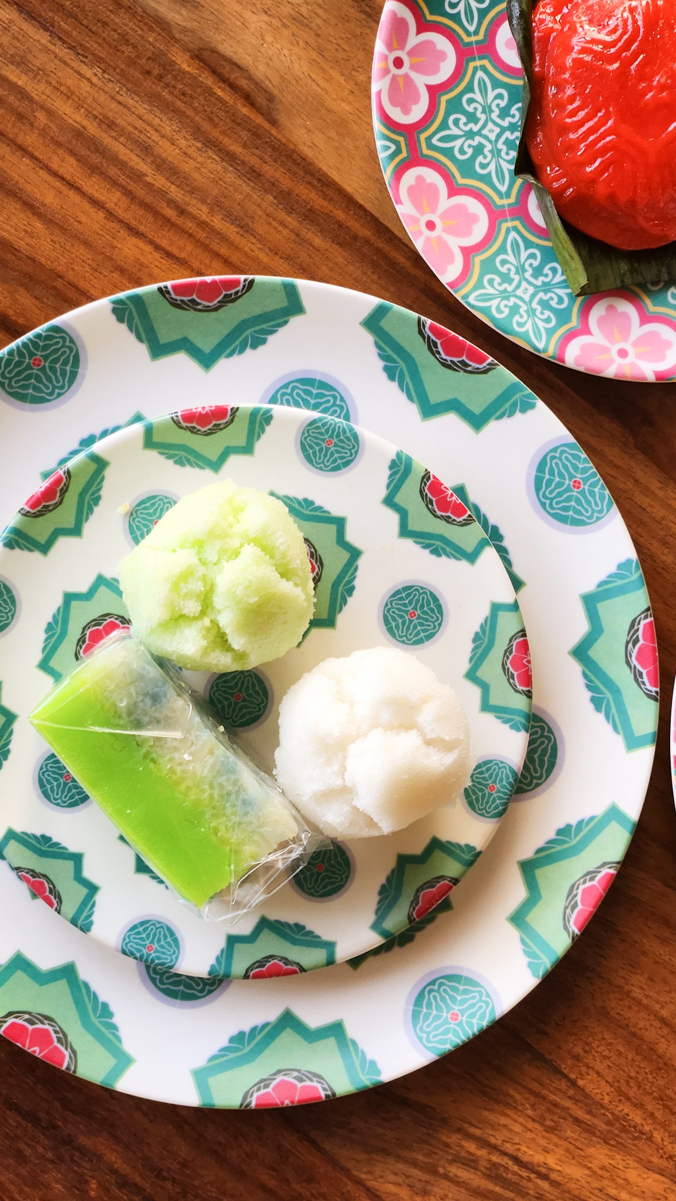 Assiette en bambou carreaux peranakan - Fleur rouge tore vert