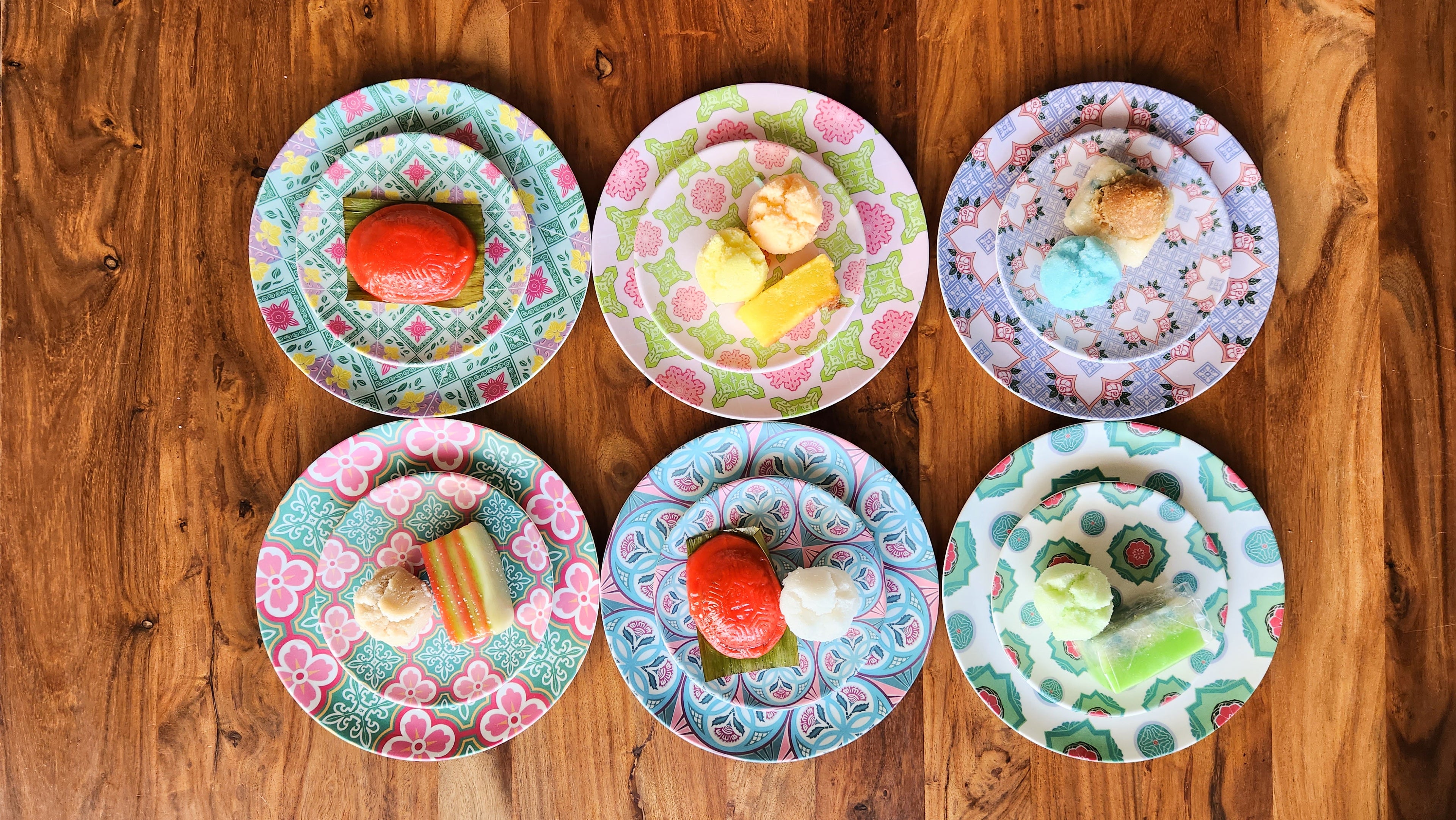 Assiette en bambou "Peranakan Tile" – Fond gris, 4 roses