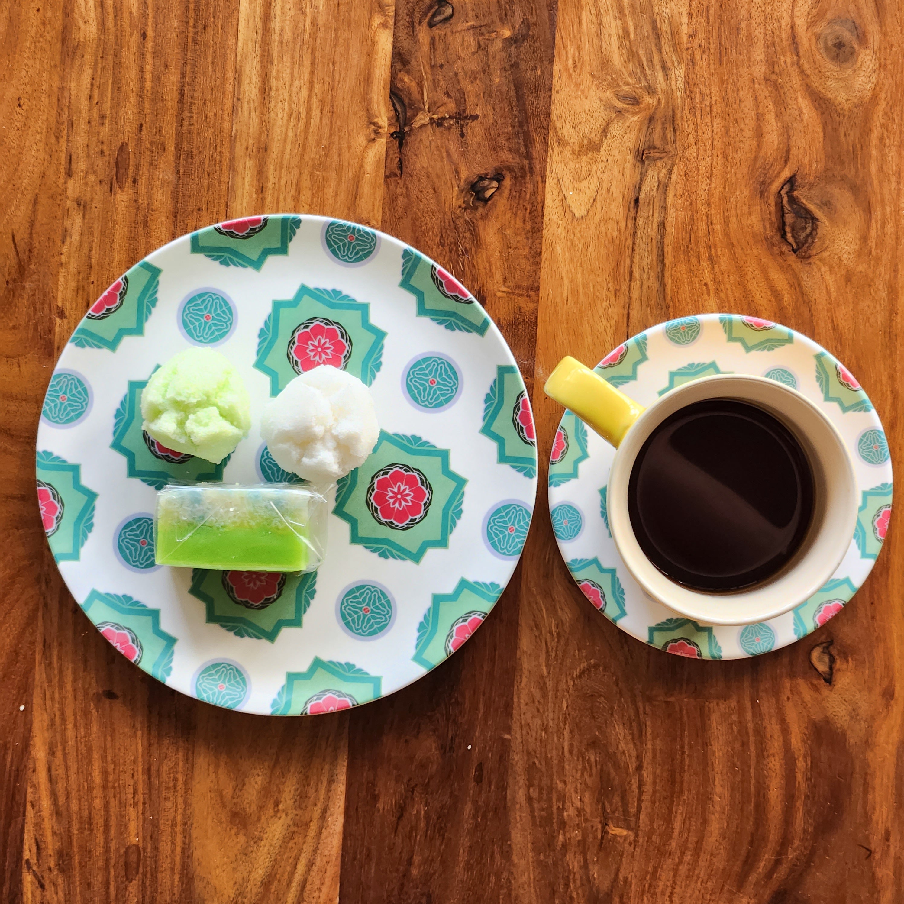 Assiette en bambou carreaux peranakan - Fleur rouge tore vert