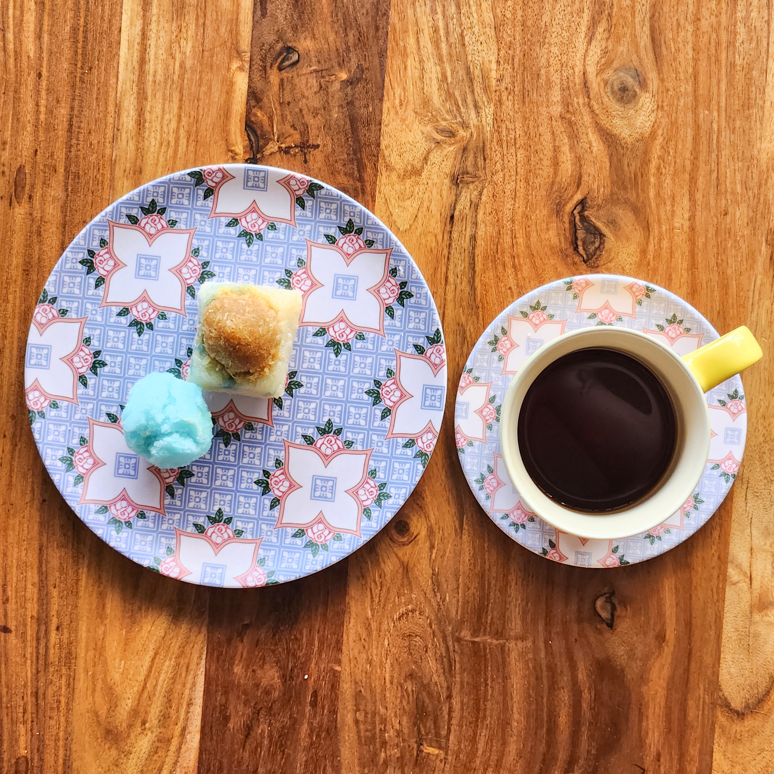 Assiette en bambou "Peranakan Tile" – Fond gris, 4 roses