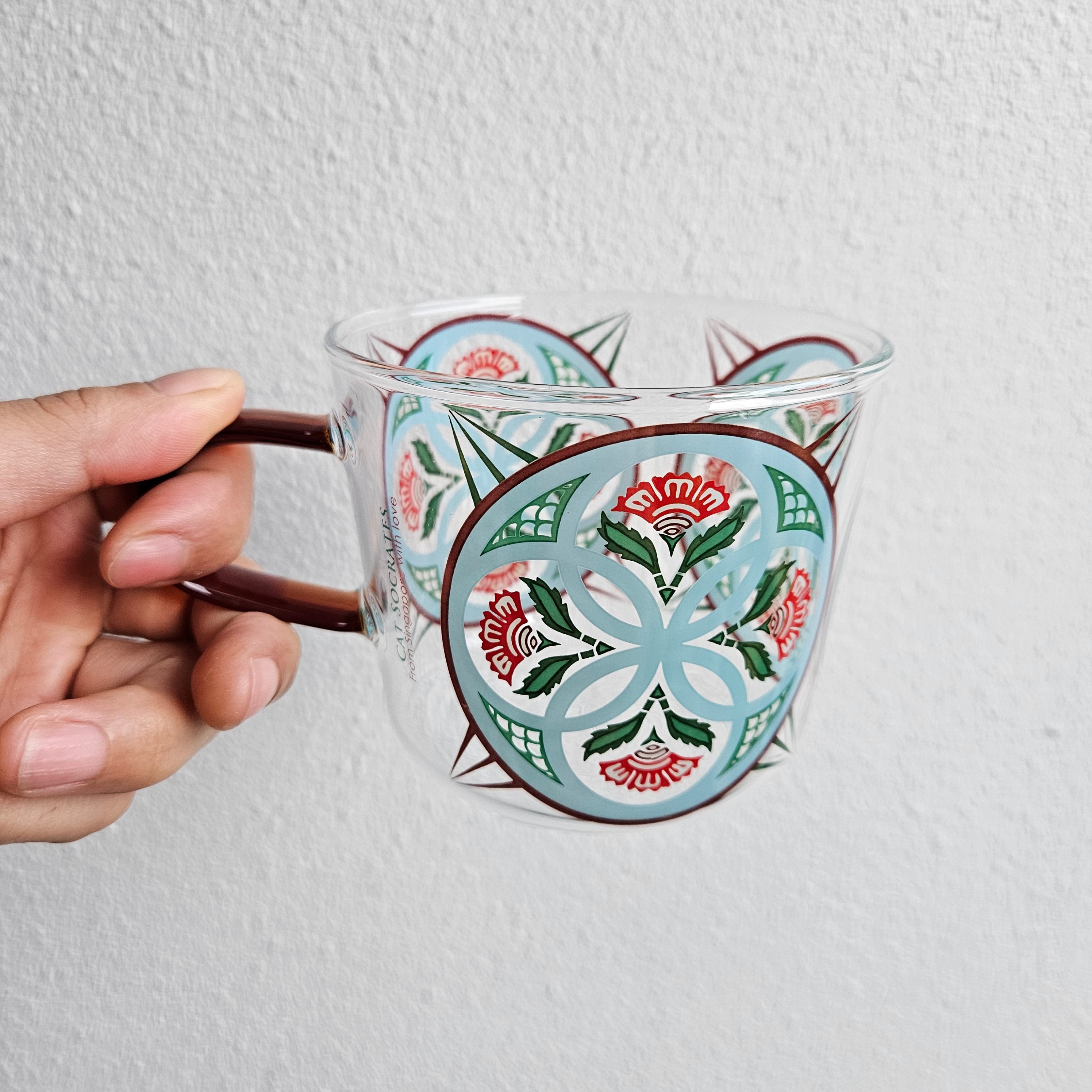 Mug en verre « Carreau de Peranakan » motif fleurs en cercle