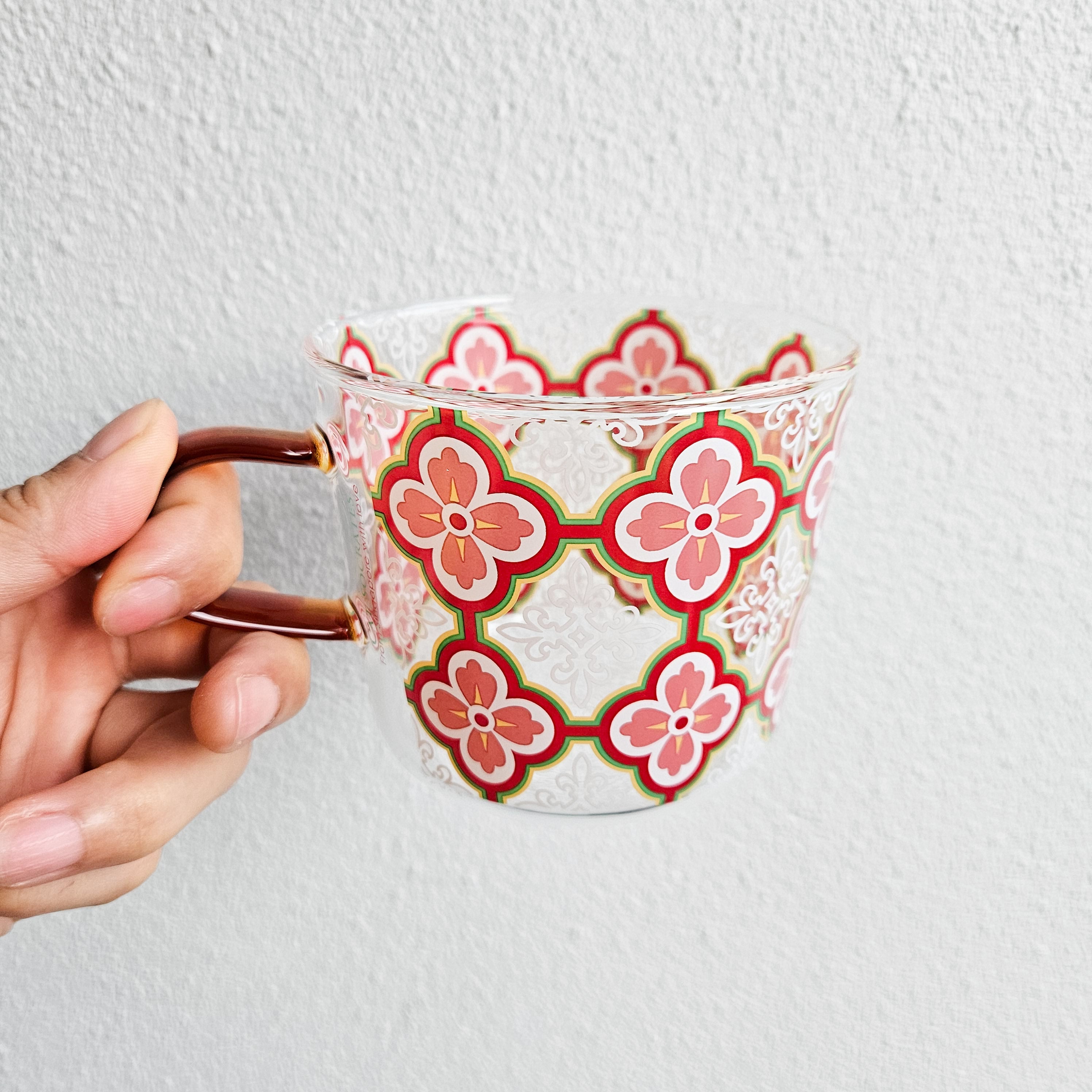 Mug en verre avec carreau Peranakan fleur de prunier