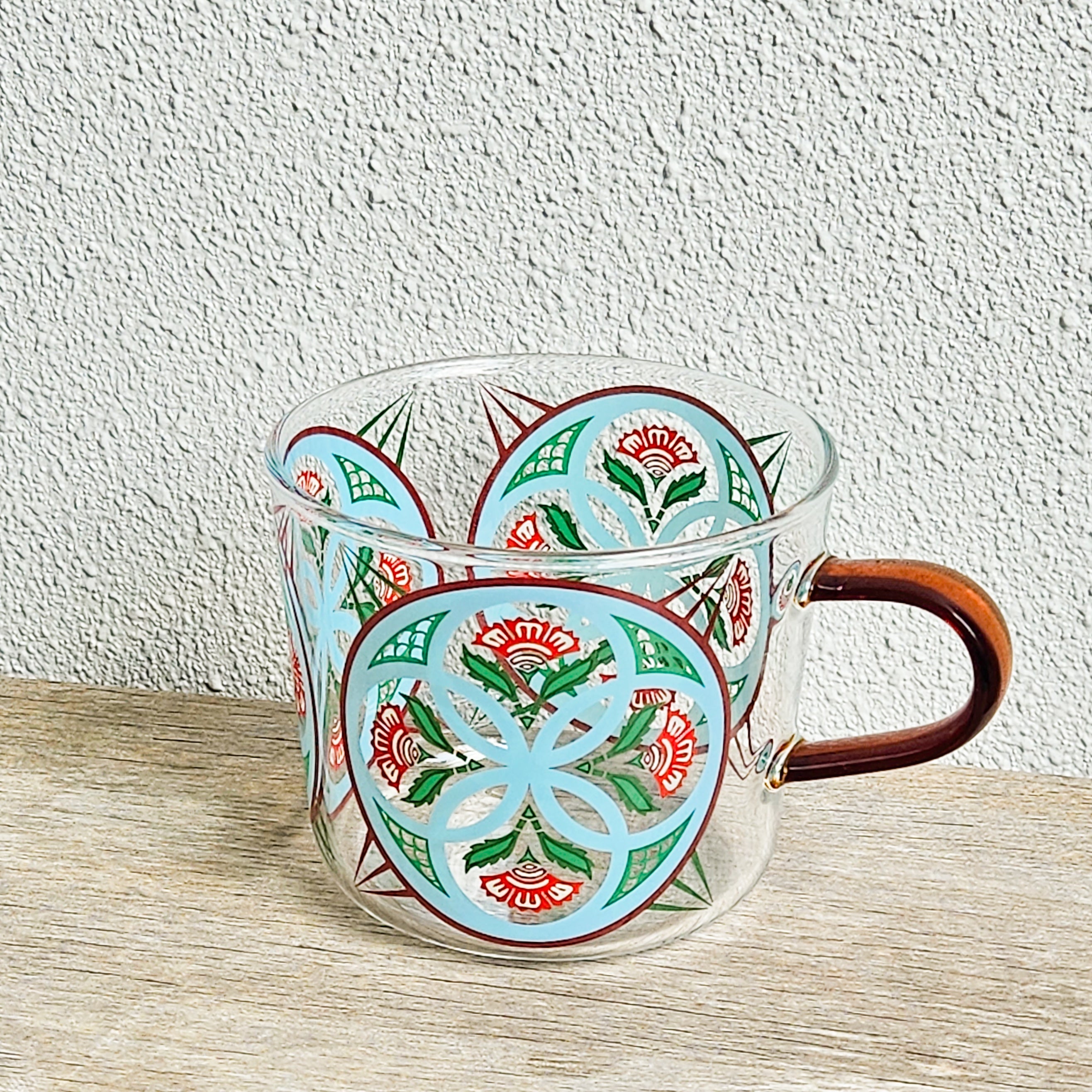 Mug en verre « Carreau de Peranakan » motif fleurs en cercle