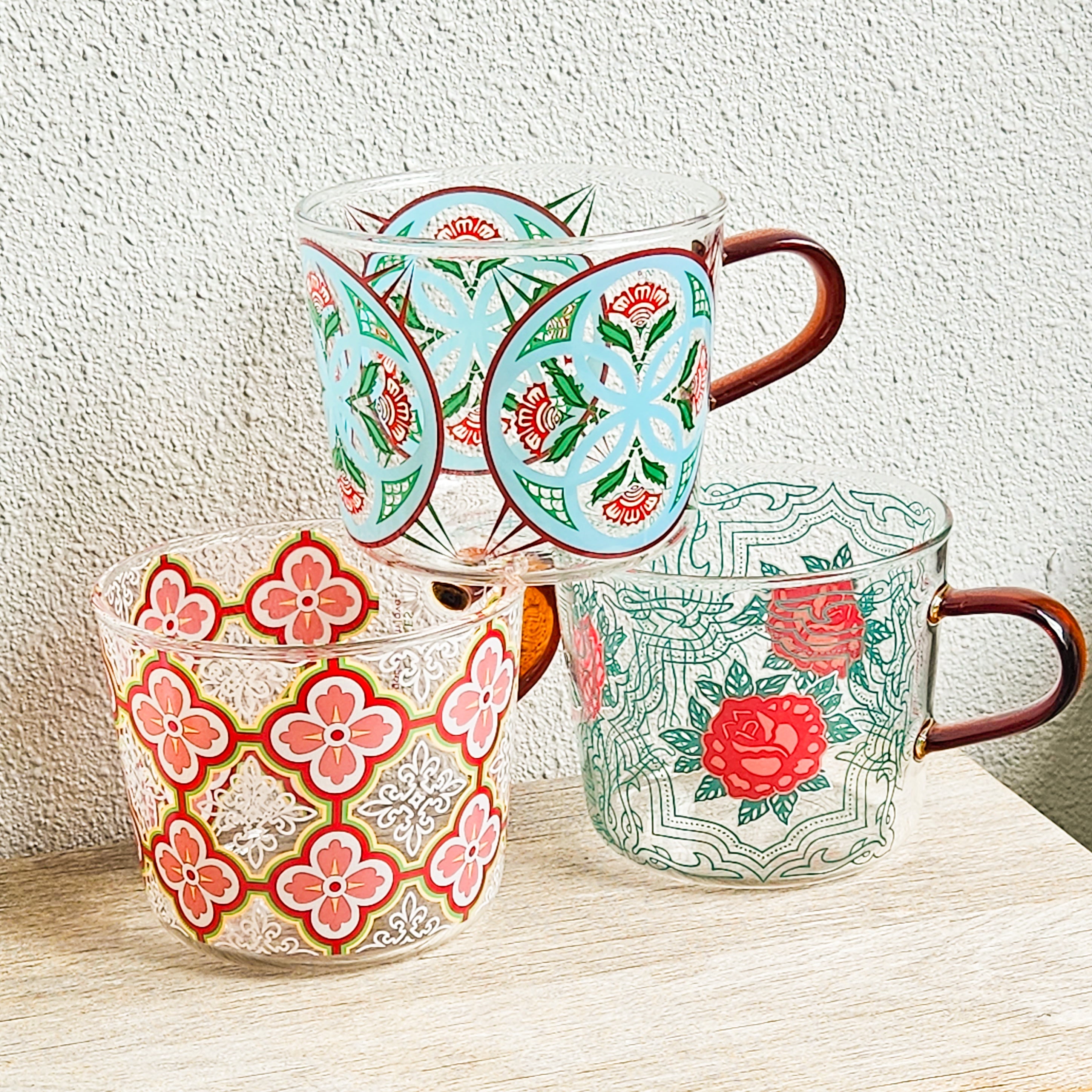 Mug en verre « Carreau de Peranakan » motif fleurs en cercle