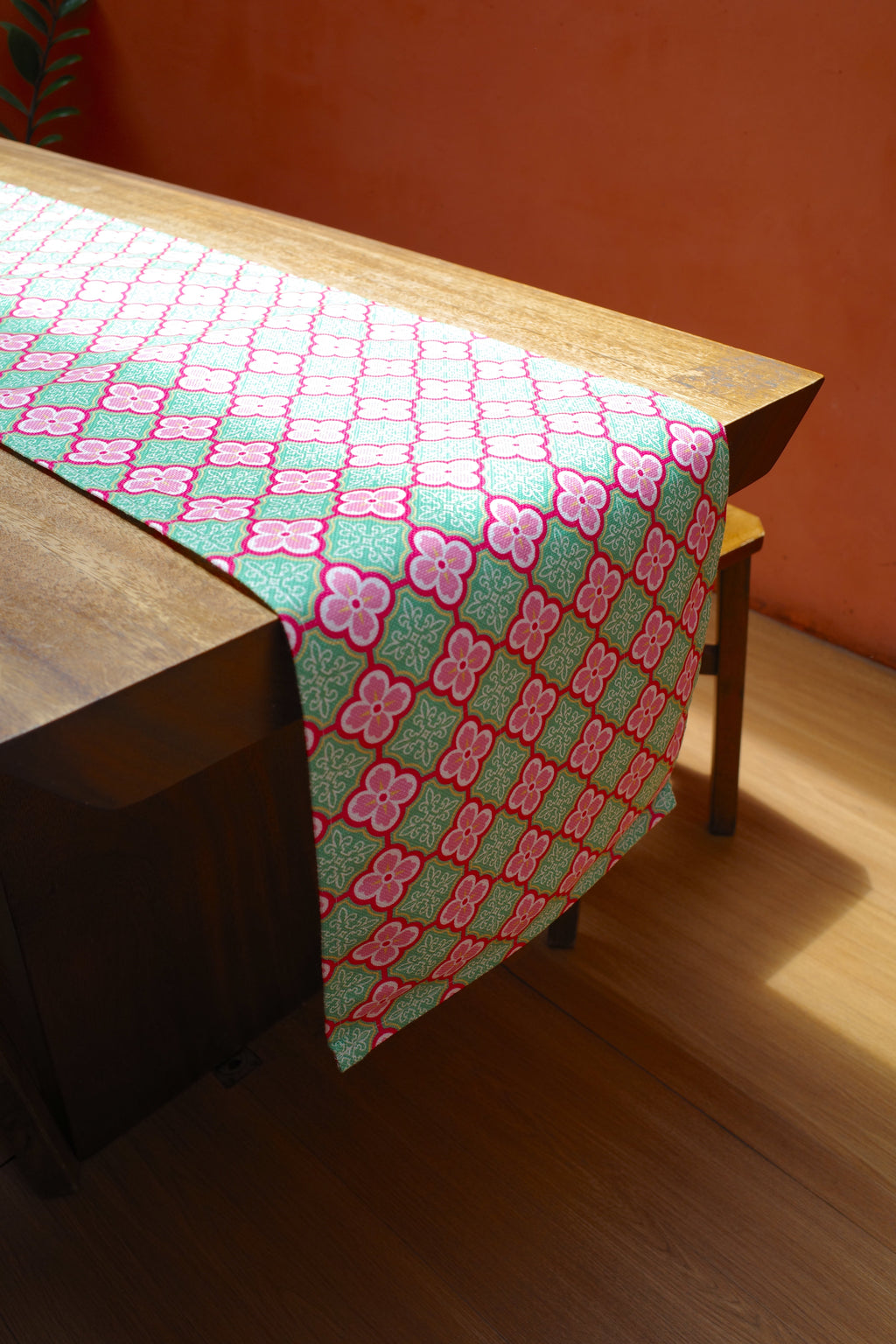 Chemin de table en carreaux Peranakan motif fleur de prunier