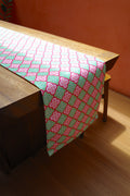 Chemin de table en carreaux Peranakan motif fleur de prunier