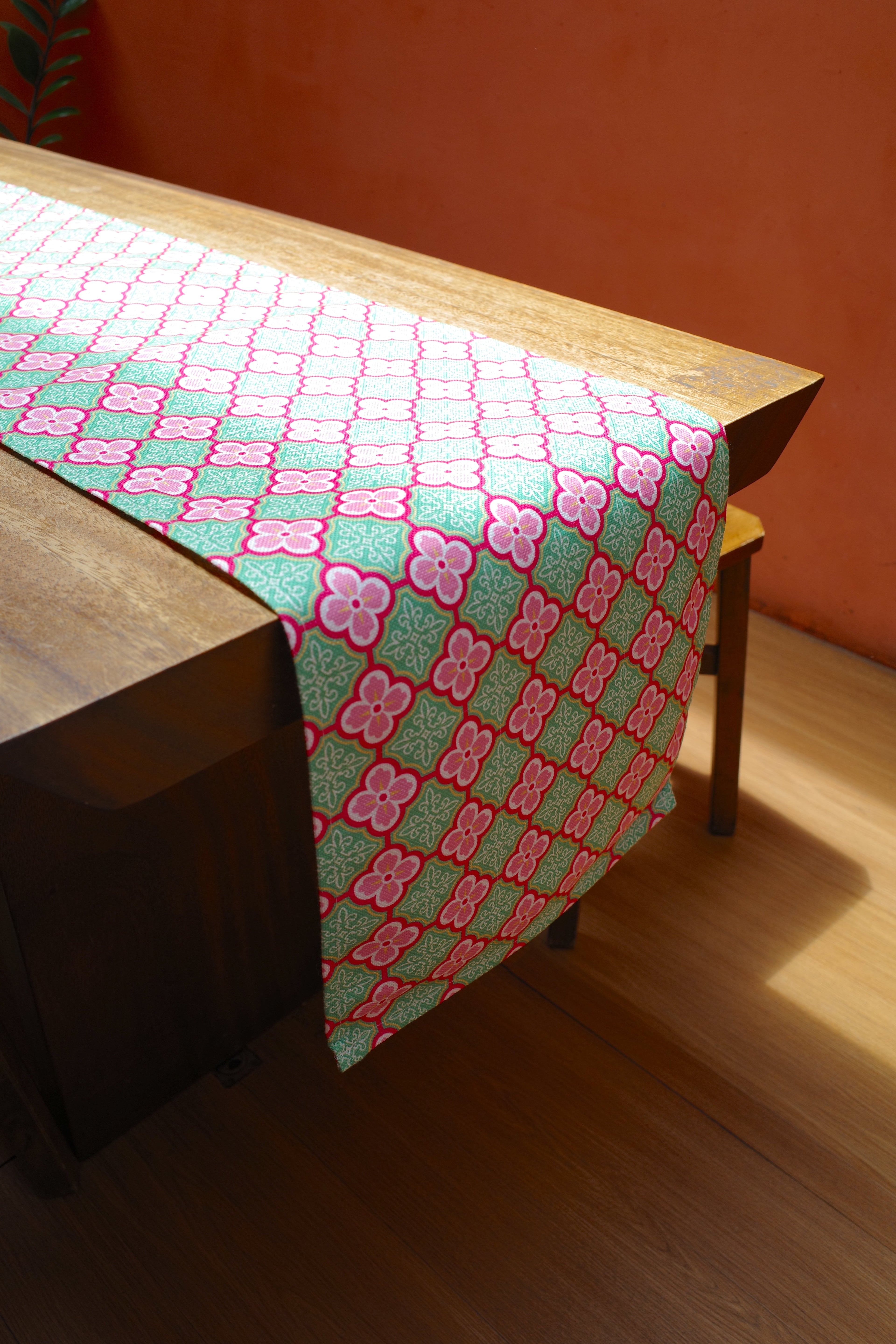 Chemin de table en carreaux Peranakan motif fleur de prunier