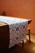 Chemin de table en carreaux Peranakan motif carreaux bleus