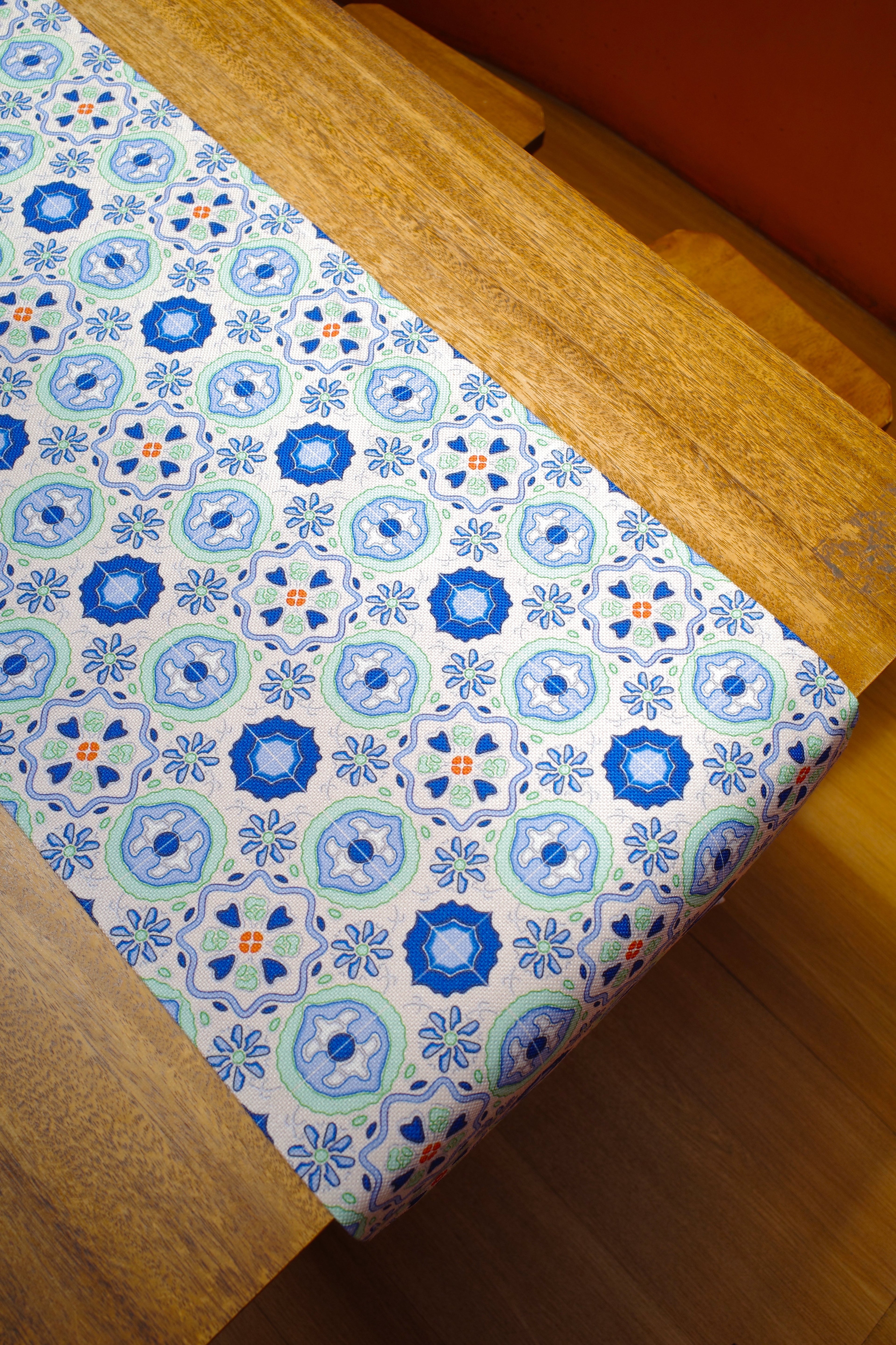 Chemin de table en carreaux Peranakan motif carreaux bleus