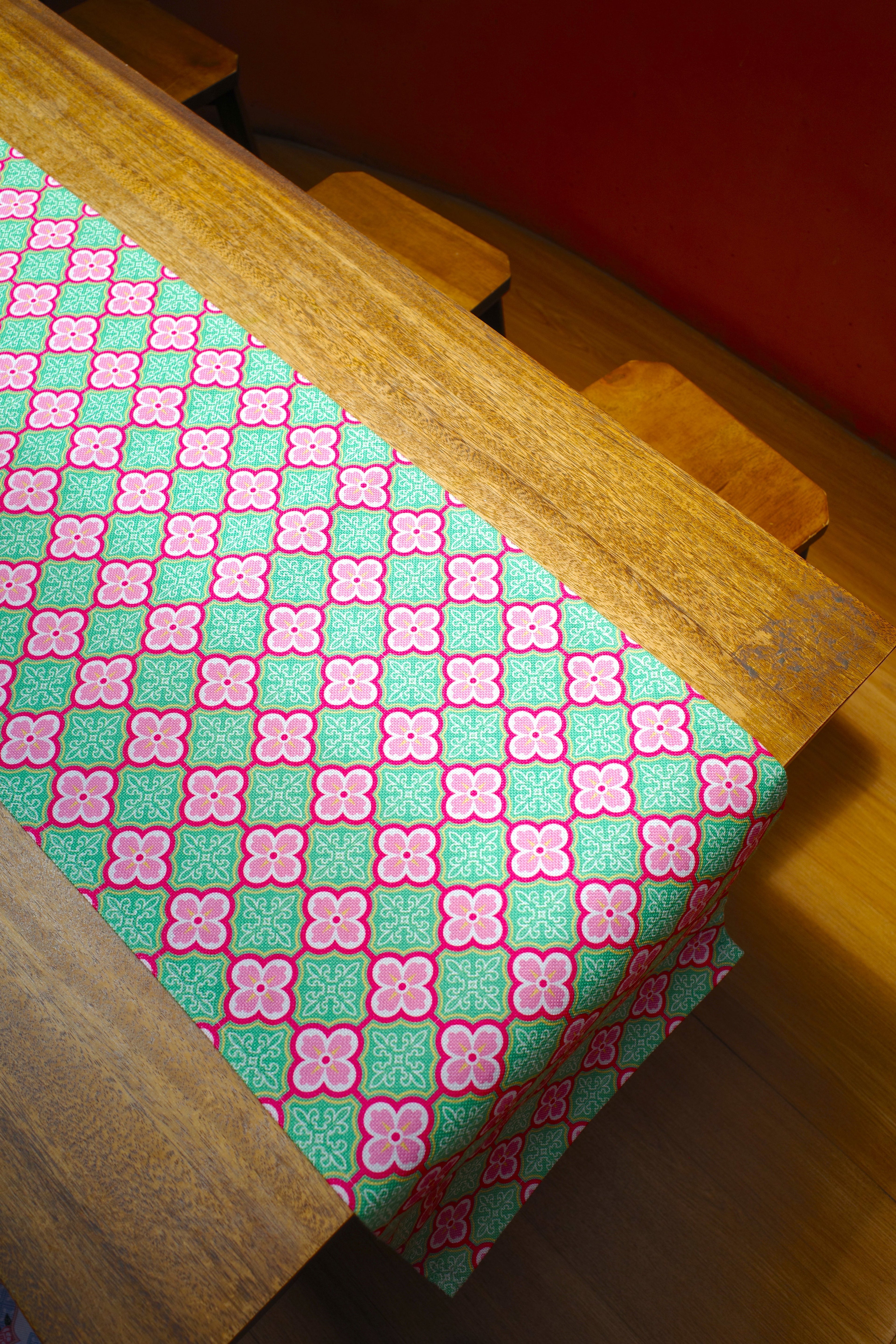 Chemin de table en carreaux Peranakan motif fleur de prunier