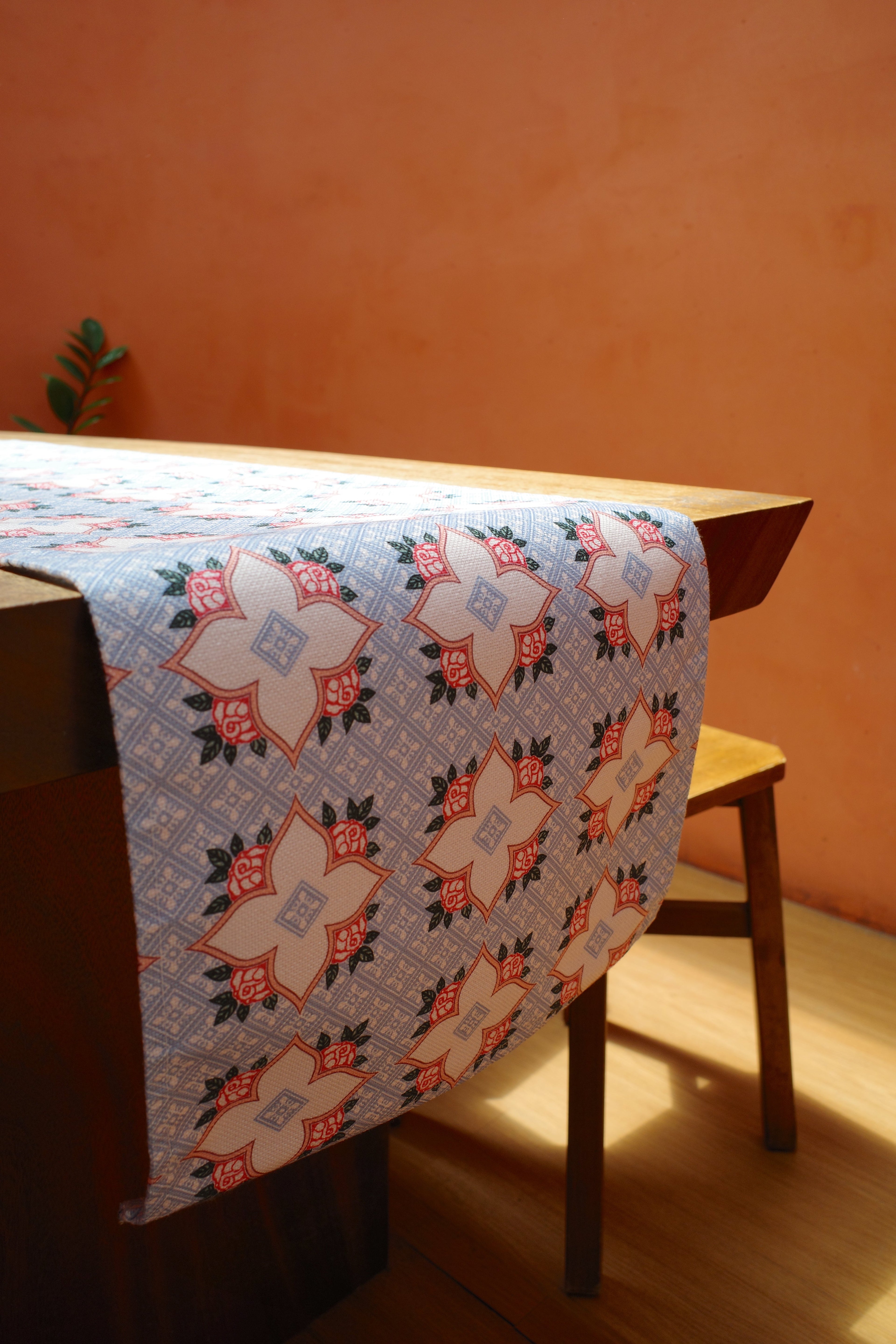 Chemin de table en carreaux peranakan motif rose d'angle