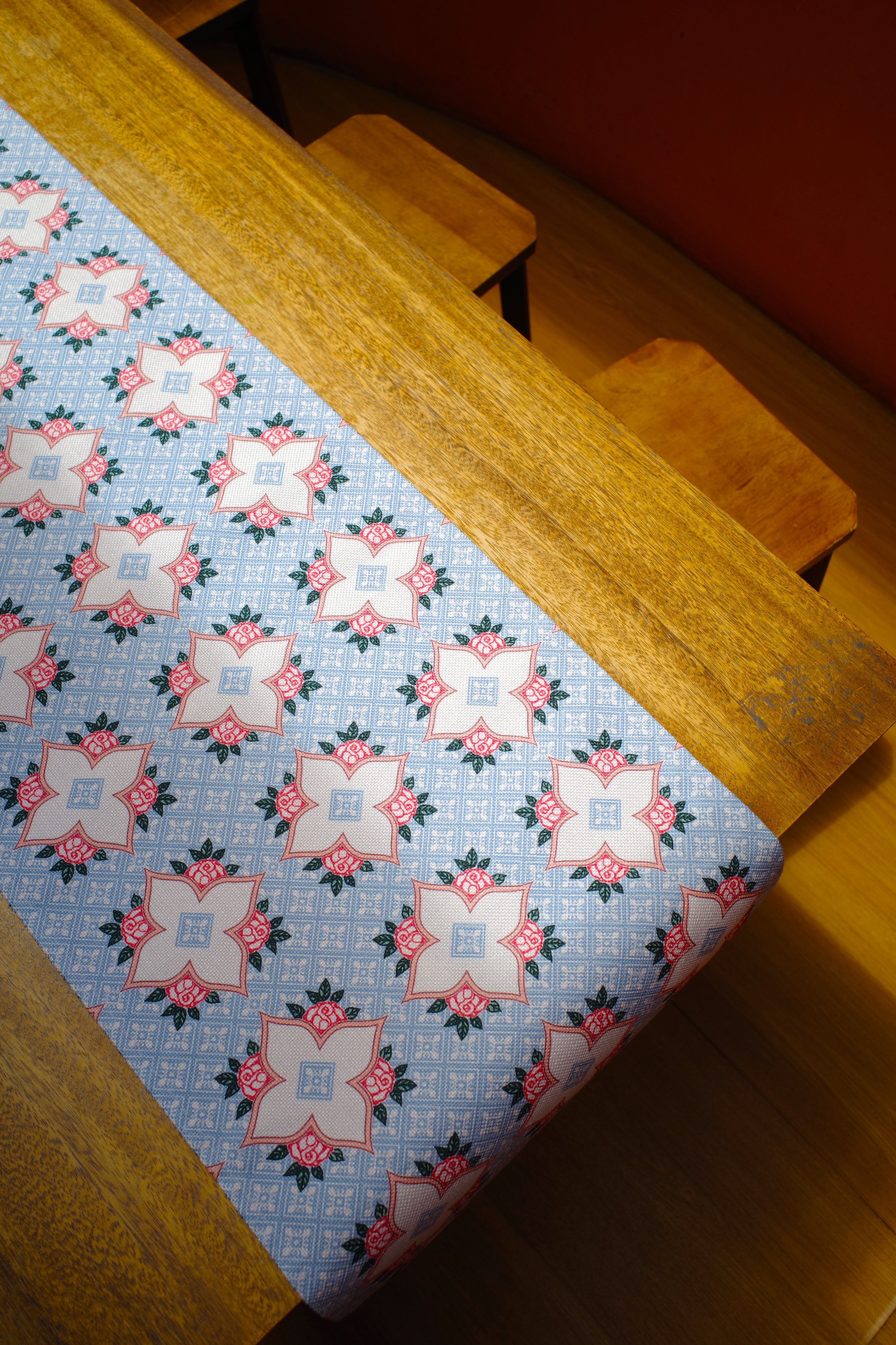 Chemin de table en carreaux peranakan motif rose d'angle
