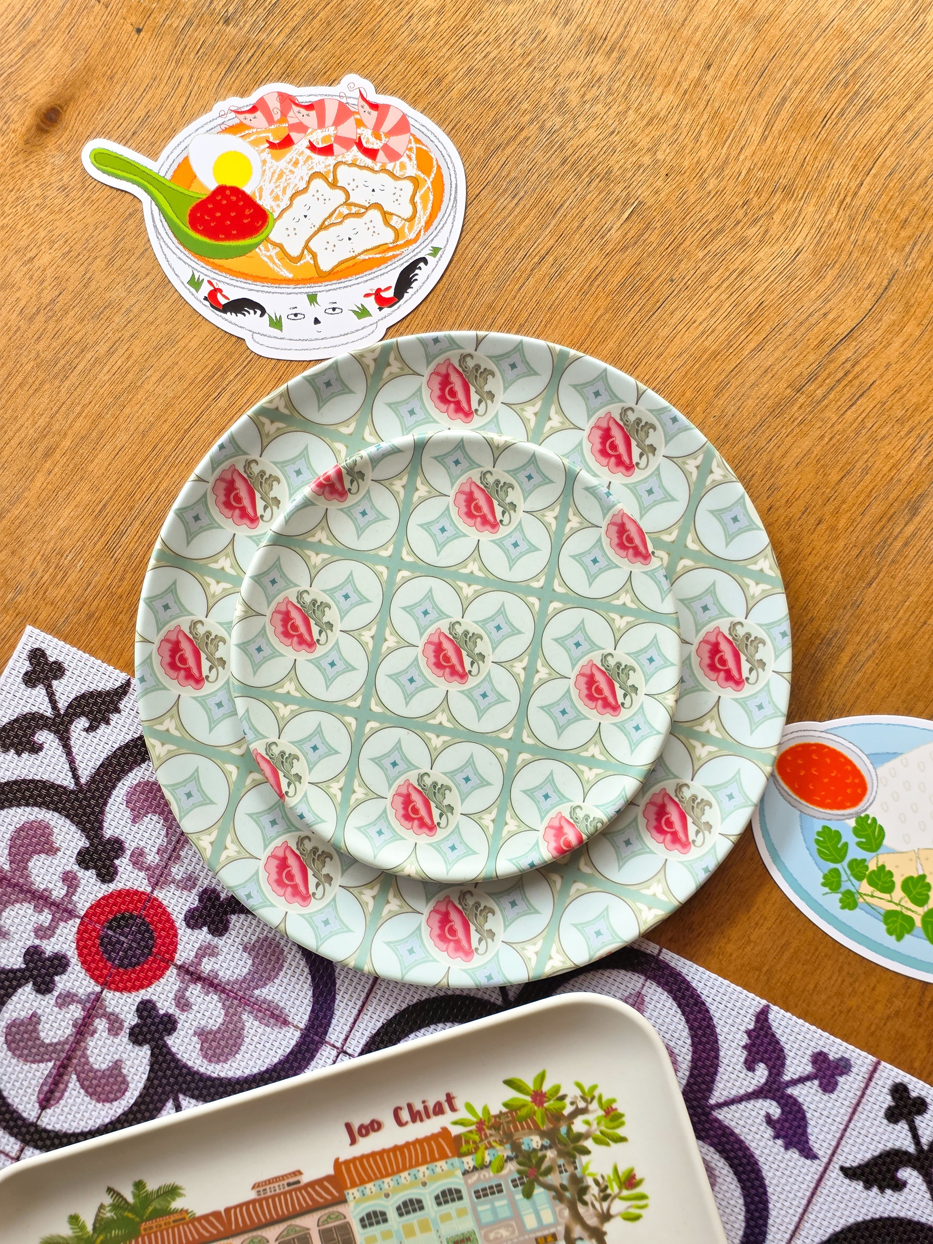 Assiette en bambou Carreaux Peranakan - Carrés et fleur rouge