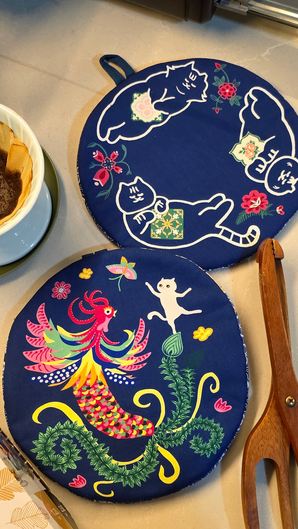 Maniques Kitty et fleurs peranakan