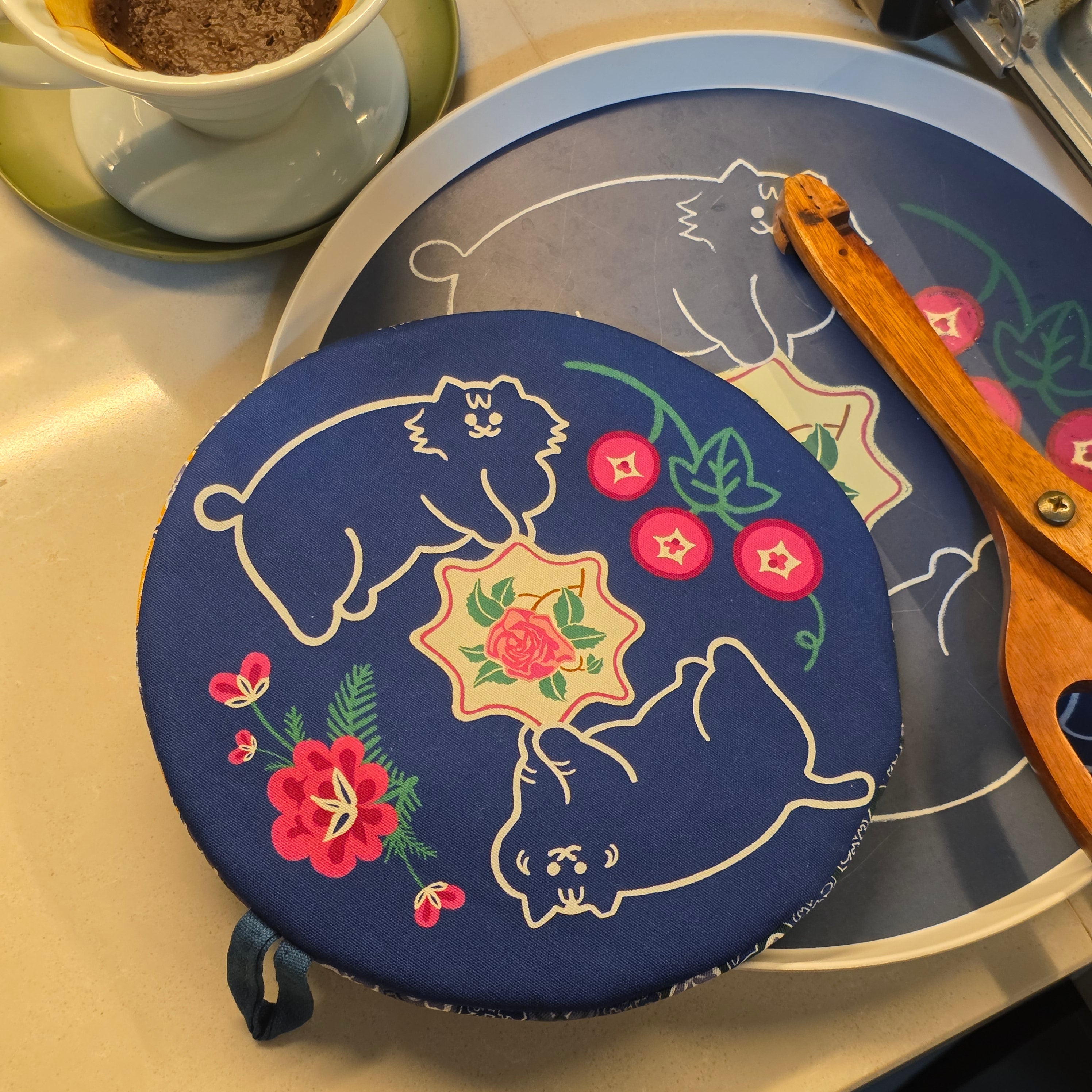Maniques Kitty et fleurs peranakan